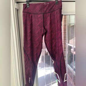 2XU Women's Leggings - Burgundy and Black